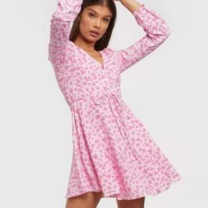 Nelly klänning  - Nelly x glamorous klänning. Använd en gång, är som i nyskick. (Ordinariepris 349kr)