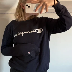 Champion Sweatshirt  - Mörkblå Champion Sweatshirt. Storlek XS men passa defensivt en S också! Använda några gånger men fortfarande i fint skick!🥰 Kan skicka fler bilder om så önskas!