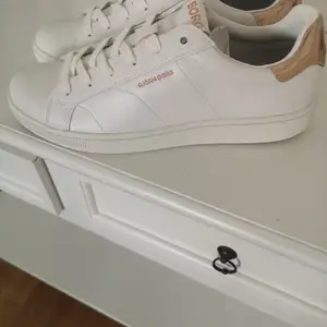 Ett par oanvända Björn Borg skor/sneakers (vit/rose) i storlek 40. Orginalpris 799 kr. Jag säljer för 599 kr 