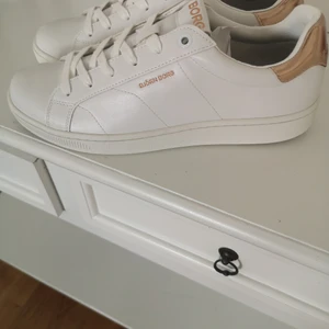 Björn Borg  - Ett par oanvända Björn Borg skor/sneakers (vit/rose) i storlek 40. Orginalpris 799 kr. Jag säljer för 599 kr 