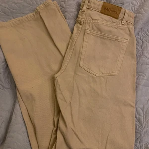 Monki jeans st 25 CN 160/64A - Monki jeans med hög midja och vida ben i fint skick. Säljes eftersom de inte passar.