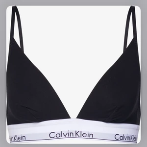 CalvinKlein Underwear bh 'UNLINED',svart - Jag säljer min svarta unlined triangel bh då den är för liten och inte kommit till någon större användning. Den har inga större ”skador/repor” som är synliga, vad jag kan se. Använt fåtal gånger, 6 gånger max. Nypriset är 365 kr. Hör av er om ni är intresserade 💕🥰 köparen står för frakt! 