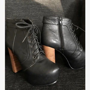 Tiamo Klackskor - Jättefina skor med hög klack, påminner om Jeffrey Campbell klackskor. Det finns ett par skavmärken, se bild. Sparsamt använda, sedan bara stått i min garderob. Storlek 40! 