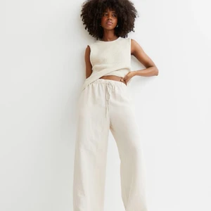 Linnebyxor hm  - Populära linnebyxor i storlek M från hm, slutsålda hela tiden. Säljer då dom är lite för stora för mig. Helt oanvända med prislapp kvar! Köparen står för frakt