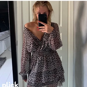 Klänning - Säljer denna skitsnygga klänning då den inte riktigt är min stil, dvs aldrig använts av mig så bra skick. Det finns ett spänne som gör att man kan ha den mer urringad eller mindre. Storlek M men passar S och kanske L också. 200kr+ frakt, pris kan diskuteras💞 