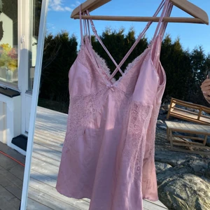 Super fint linne  - Säljer detta linnet eftersom jag inte använder den. Super fint linne med fin spets och härlig färg. Inget fel på linnet de är i bra skick. 🥰