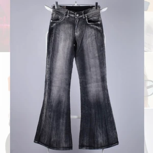 Y2K flare manchester pants - Gråsvarta Y2K manchester byxor. Low waist & flare. Stl 28 i midjan, uppskattar ca 32 i längd. Fråga privat för specifika mått. MAGISKT snygga