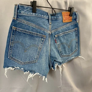 Levis 501 - Levis 501 shorts i nyskick!! Stl S.     De är Mid waist 
