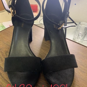 Stl 38 använd en gång - Jätte sköna skor Stl 39. Använd en gång. Pris 100kr .  Finns i Växjö . Skickas spårbar 66kr. 