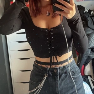 Svart topp - Säljer denna då jag inte tycker att den sitter bra på mig, har endast använt den 1 gång så den är i nyskick