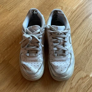 Air force 1 skor  - Air force 1 skor som är ganska så slitna därav priset. De ser bra ut på utsidan men är slitna på insidan vilket är inget som syns. Super sköna! Storlek 36 💋