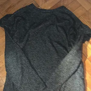 Mörk grå tröja i stl 10 år