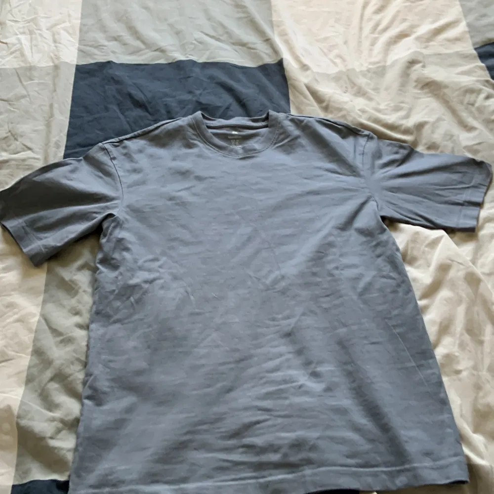 Två t-shirts, färg: mörkgrå och beige, storlek: XS men stor i storleken så är en S i passform, man kan köpa båda för 120 eller en för 80, är i bra skick. T-shirts.