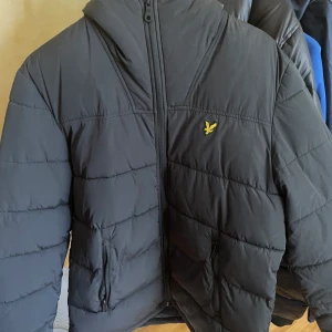 Lyle & Scott Jacka - Lyle & Scott jacka, storlek M och har aldrig använts. Kan fraktas om du bor nära