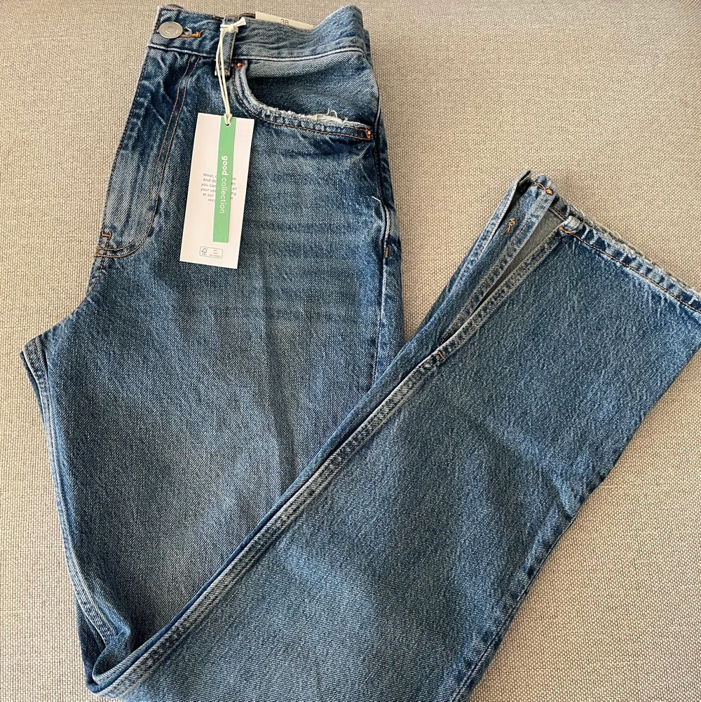 Ordinarie pris 599kr. Högmidjade jeans som är i storlek 38(m). Jeansen är helt nya, säljs på grund av fel storlek! Köparen står för frakten! (Spårbar frakt 66kr)🌺. Jeans & Byxor.