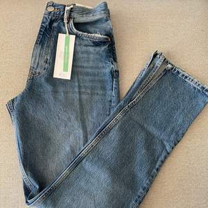 Ordinarie pris 599kr. Högmidjade jeans som är i storlek 38(m). Jeansen är helt nya, säljs på grund av fel storlek! Köparen står för frakten! (Spårbar frakt 66kr)🌺