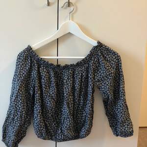 Off shoulder top från brandy melville som är croppad i magen med resår. One size men som en S