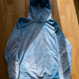 The cool elephant hoodie - Använd 1 gång, inga fel, säljer pga att den är för liten för mig// nypris 600