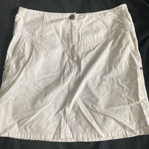 HM vit kjol i 100% bomull - Fin kjol nu till sommaren och våren! Passar tyvärr inte mig längre:( Fina bronsmedaljer och FICKOR!