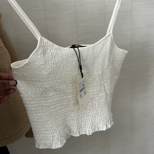 Vit linne - Topp köpt på Bikbok. Aldrig använd endast testad, liten i storleken. Passar XS/S