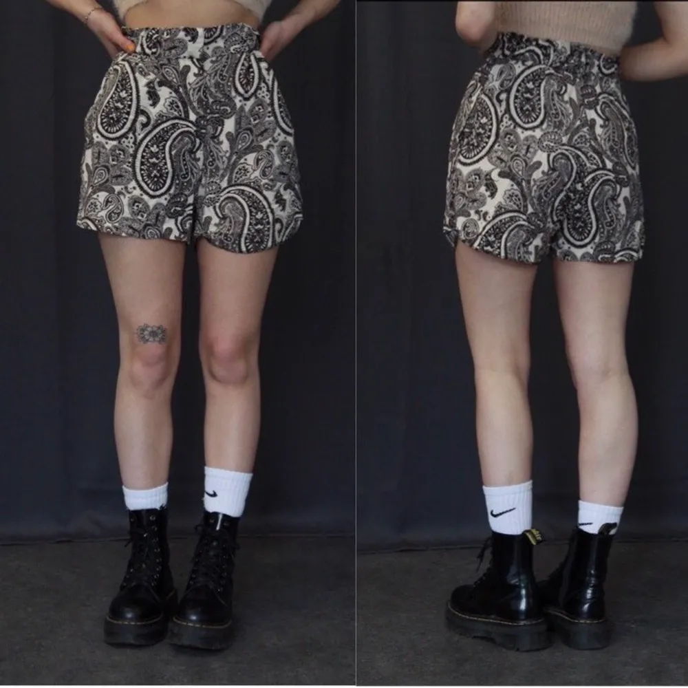 Super coola shorts med snyggt mönster! Perfekt till sommaren. Bra skick🍀. Shorts.