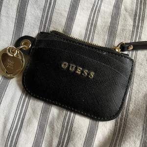 Hej! Säljer denna fina korthållaren/plånboken ifråm Guess ! Aldrig använd och väldigt finr skick! Köparen står för frakten🤍