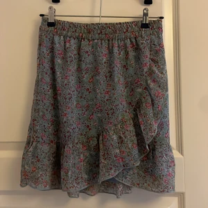 Volangkjol - Söt somrig volangkjol med blommor som inte kommer till användning. Den är bara använd några gånger🌸 storlek 34 men skulle säga att den passar både XS och S, märket är Jacqueline de Yong