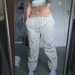 Linnebyxor - Ett par jättefina linnebyxor från h&m som inte kommit till någon stor användning då jag gillar modeller som ärr lite vidare där nertill, men annars superfina och väldigt trendiga just nu! Byxorna är ett väldigt fint skick och är även i storlek XS. Byxornas original pris är 300kr