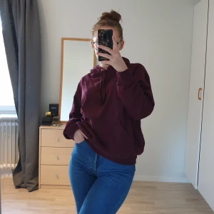 Lila huvtröja tjocktröja - Lila tjocktröja med luva. Använd fåtal gånger. S men passar även M bra