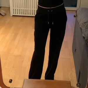 Svarta juicy couture byxor XS - Säljer svarta juicy couture byxor storlek xs helt nya, aldrig använda och lappen är kvar. 850 eller bud plus frakt. Kan även byta till de flesta färger, i XXS