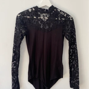 Snygg fest-body - Så snygg festtröja! Den har varit med under många härliga kvällar, och nu är det dags att släppa den här härliga bodyn. Priset plus frakt:):)❤️