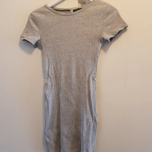 T-shirt klänning  - Snygg grå klänning från Hm. Storlek S 