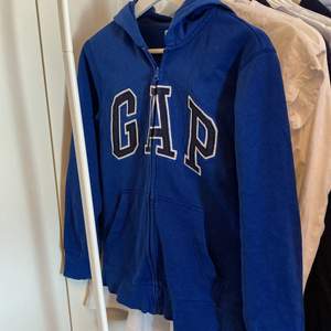 En superfin zip hoodie ifrån GAP. Den ä barnstorlek ”XL” men passar en XXS-Liten S🥰 Älskar färgen! Superskön att dra över under kalla sommarkvällar😇 