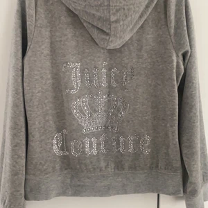 Juicy couture sätt - Säljer min fina juicy couture sätt med rhinestones för den är väldigt liten i storleken. Denna sitter som en M/S. Aldrig använd endast testad. Köpt för 1200 säljer för 550