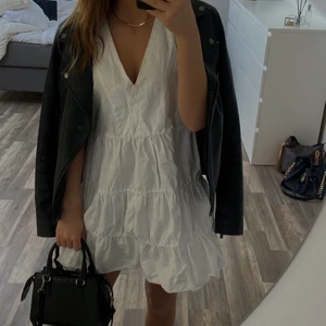 Klänning - Säljer denna jätte söta klänning från zara 💞 stl. Xs