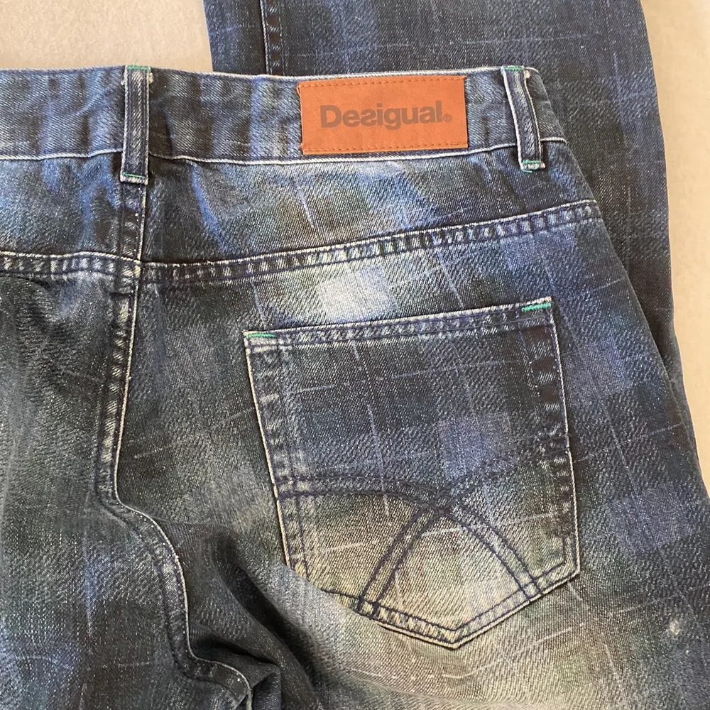 Jättefina jeans med fina detaljer från desigual. Använda ganska mycket och lite slitna längst ner men inget man tänker på. Frakt:79kr. Jeans & Byxor.