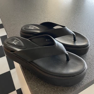 Svarta sandaler - Svarta sandaler. Använda en gång, då jag tyvärr märkte att dem va för små. Storlek 37👠👠
