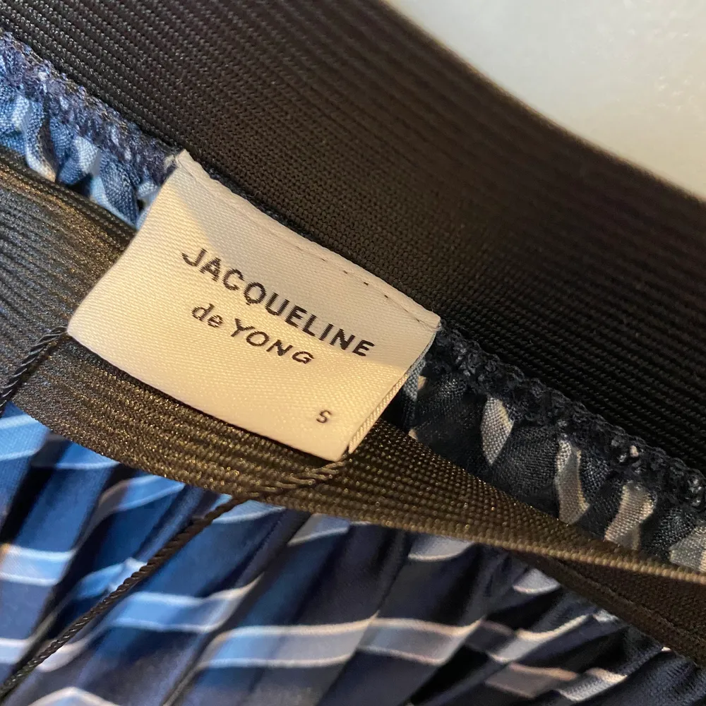 En plisserad kjol från Jacqueline de Yong i storlek S. Aldrig använd därav sitter prislappen kvar. Kjolar.