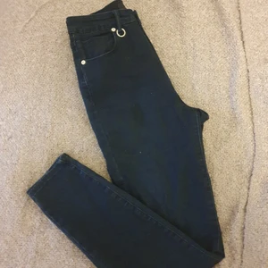 Neuw jeans Marilyn high skinny - Jeans som sitter snyggt, skinny fit high waist i en väldigt mörk blå. Knappt använda då de är för små för mig. Inga deffekter och i nyskick. Strlk 25:32 nypris låg de på 1500kr. 