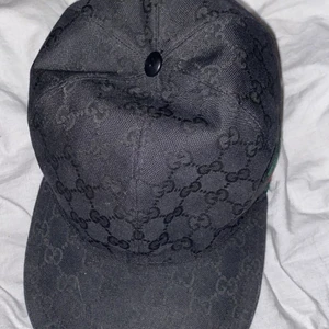 Gucci keps svart - En gucci keps svart. Använd sedan vintern inga synliga tecken på användning. Storlek L