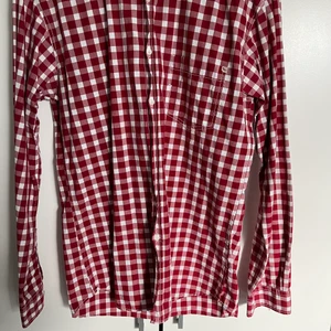 Skjorta - Skjorta från selected homme! Saknas 2 knappar men går enkelt att fixa då de bara är vanliga vita knappar annars är den i fint skick!