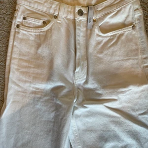 ❗️Vita Rowe weekday jeans❗️ - 💕Säljer dessa vita weekday jeans då de tyvärr är för små. Jeansen är i storlek W25. Dessa jeans passar perfekt till allt💕