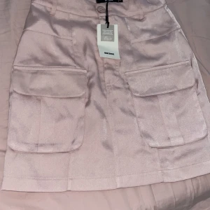 Bikbok  - Helt ny kjol med prislapp kvar. Storlek 34 