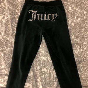 Juicy couture byxor XS - Mörkgröna juicy couture byxor i storlek xs. 