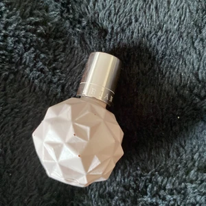 Ariana grande parfym (mini) - En rosa ariana grande parfym som är mini 