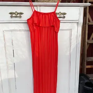Sån himla fin klänning i korall-färg från Zara! ❣️🧡❤️ helt ny och oanvänd. Prislapp kvar. Härligt ribbad med volanger.❤️