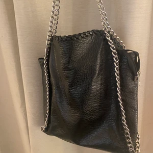 Tiamo väska - Säljer nu denna jätte efterfrågade Stella liknande tiamo väskan! ❤️💕 som är i den stora modellen!! Kan eventuellt frakta men annars möter jag helst upp i Stockholm!💕❤️ (men då står köparen för frakten)❤️ gör en budgivning, men kan köpas direkt för ok pris!💕❤️