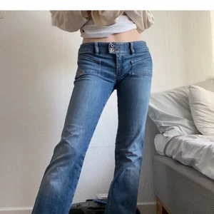 Dieseljeans - SÅ SNYGGA lägmidjade Diesel-jeans med fina detaljer! Innerbenslängd: 85cm. Midja strl 27/28🥰  kontakta om du har frågor eller vill ha fler bilder. Frakt tillkommer spårbar/icke du väljer👍