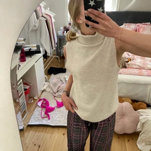 Zara topp - Säljer pga att den aldrig kommer till användning, trivs inte riktigt i tröjor med hög hals. Jätteskön och fin nu till våren. Knappt använd.