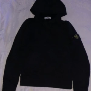 Stone island  - Stone island Hoodie i svart färg, äkta, finns scan på insidan av tröjan som bevisar att tröjan är äkta:) köpt för runt 2500kr ny och säljes billigt, inga skador som ja märkt av och har knappt blivit använd:) storlek S-M